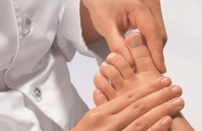 Examen de los dedos del médico con el hongo de las piernas